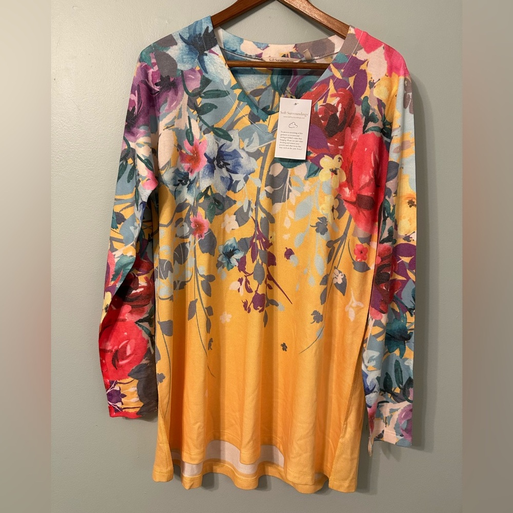 NWT Soft Surroundings Delphina Top Size Large
Beautiful top for Spring!